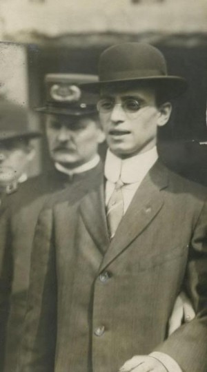 Leo-Frank-with-Police